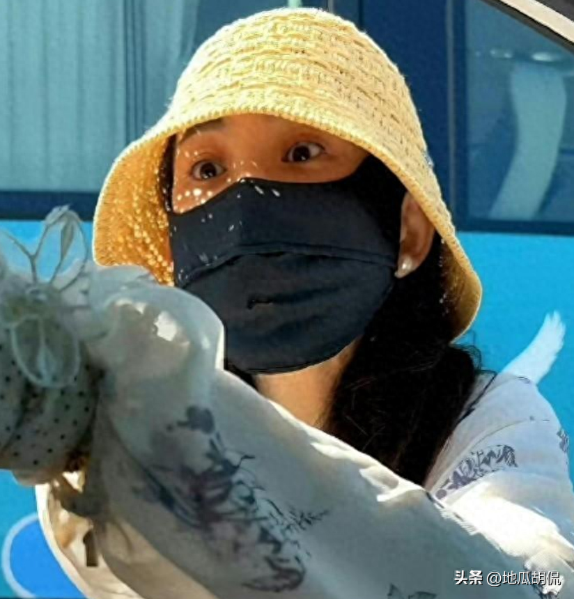 崂山路虎女司机王慧加塞不成撞车后竟开车逃逸,引发网友热议