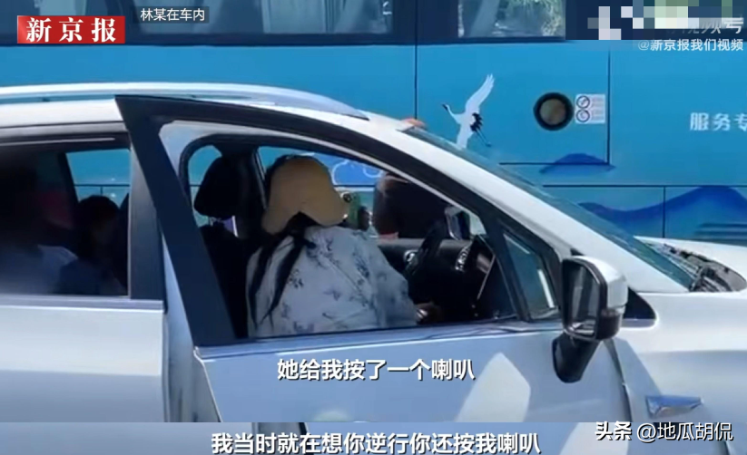 崂山路虎女司机王慧加塞不成撞车后竟开车逃逸,引发网友热议