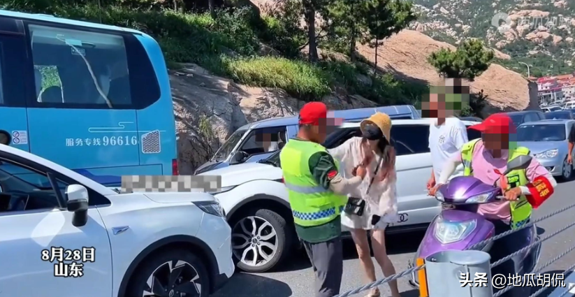 崂山路虎女司机王慧加塞不成撞车后竟开车逃逸,引发网友热议