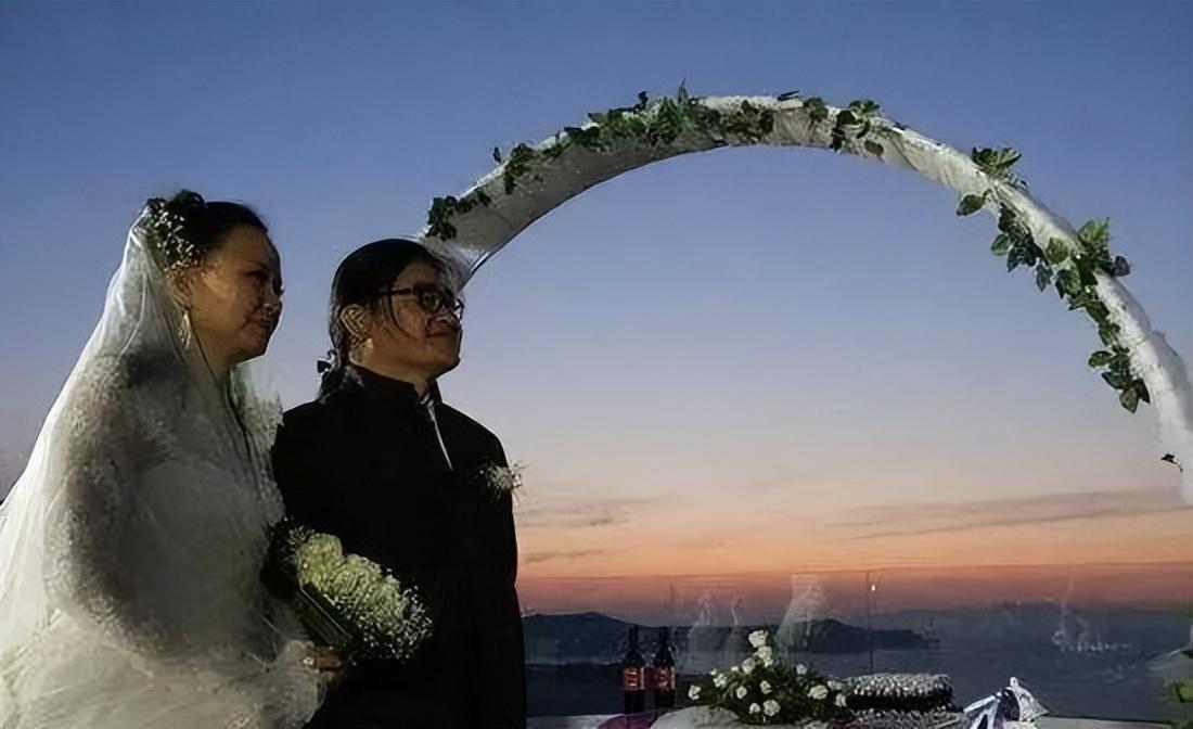刘欢老师从光芒四射到满头白发,背后原因令人唏嘘