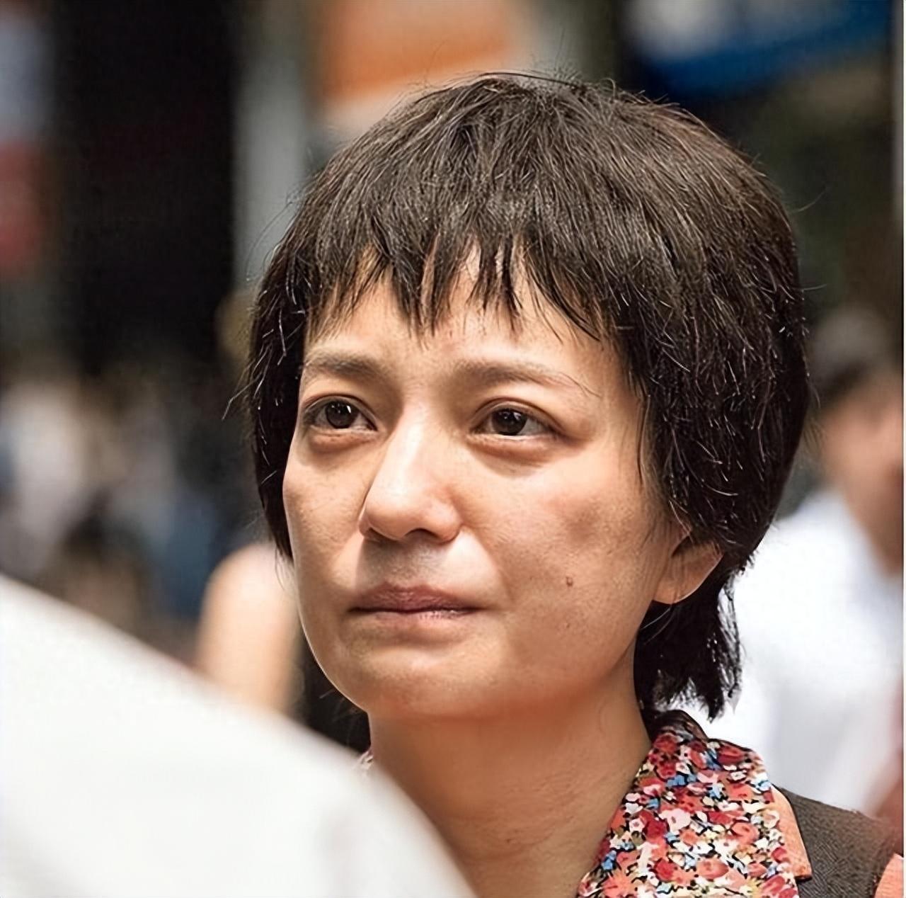 还珠格格赵薇:从巅峰到跌落,她的人生为何如此戏剧性?