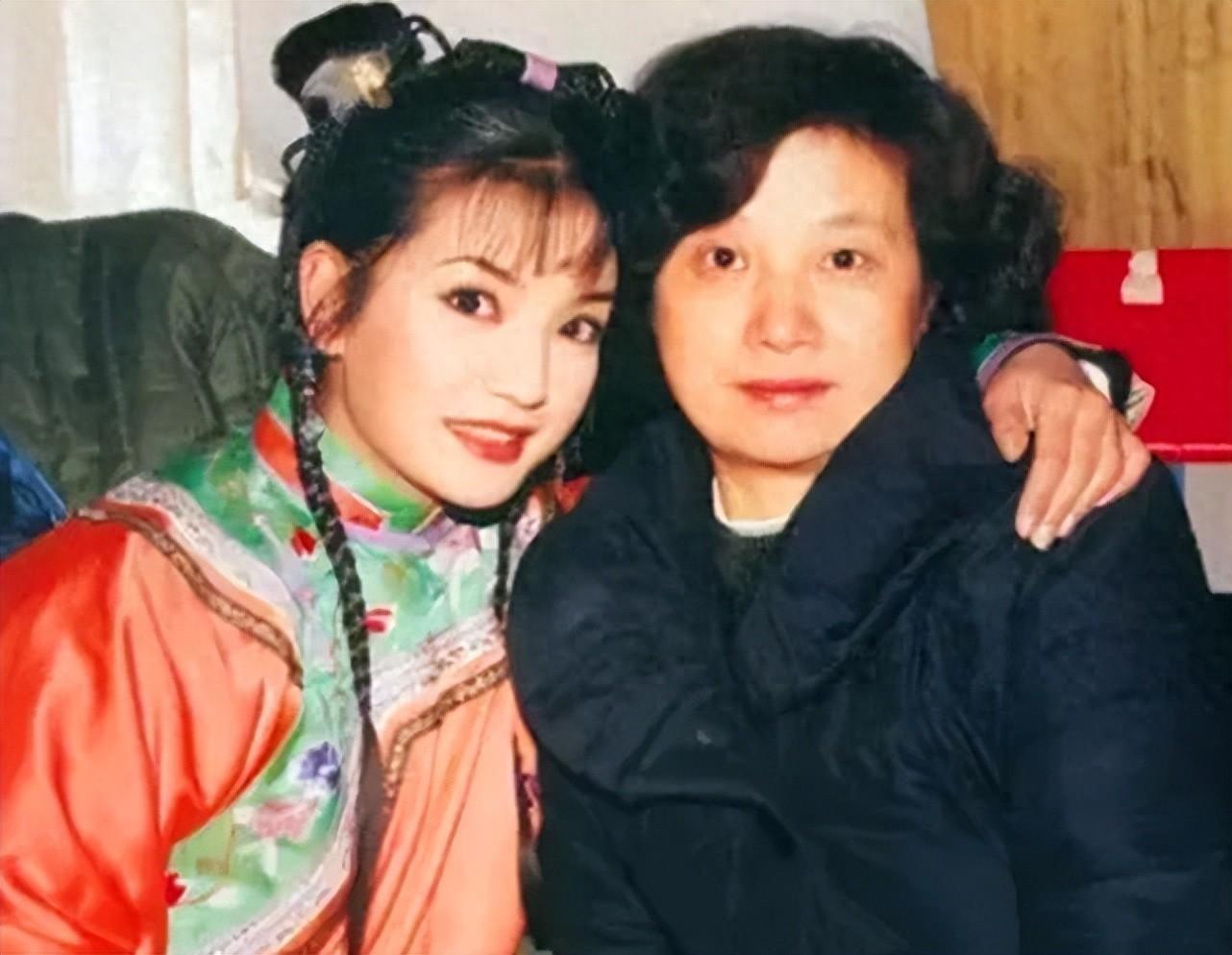 还珠格格赵薇:从巅峰到跌落,她的人生为何如此戏剧性?