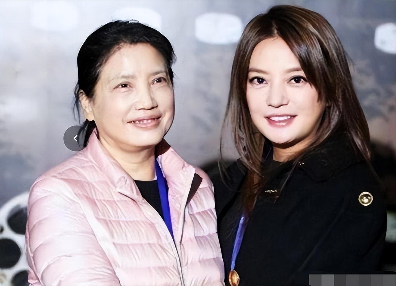 还珠格格赵薇:从巅峰到跌落,她的人生为何如此戏剧性?