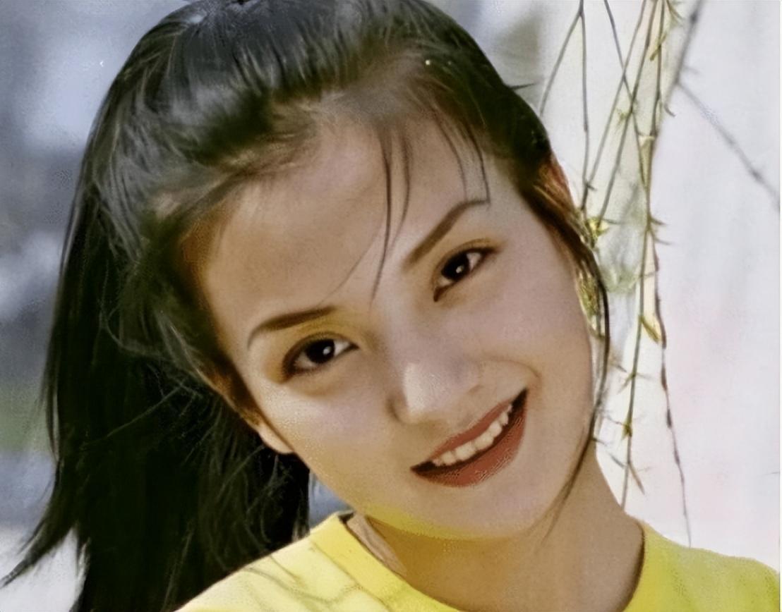 还珠格格赵薇:从巅峰到跌落,她的人生为何如此戏剧性?