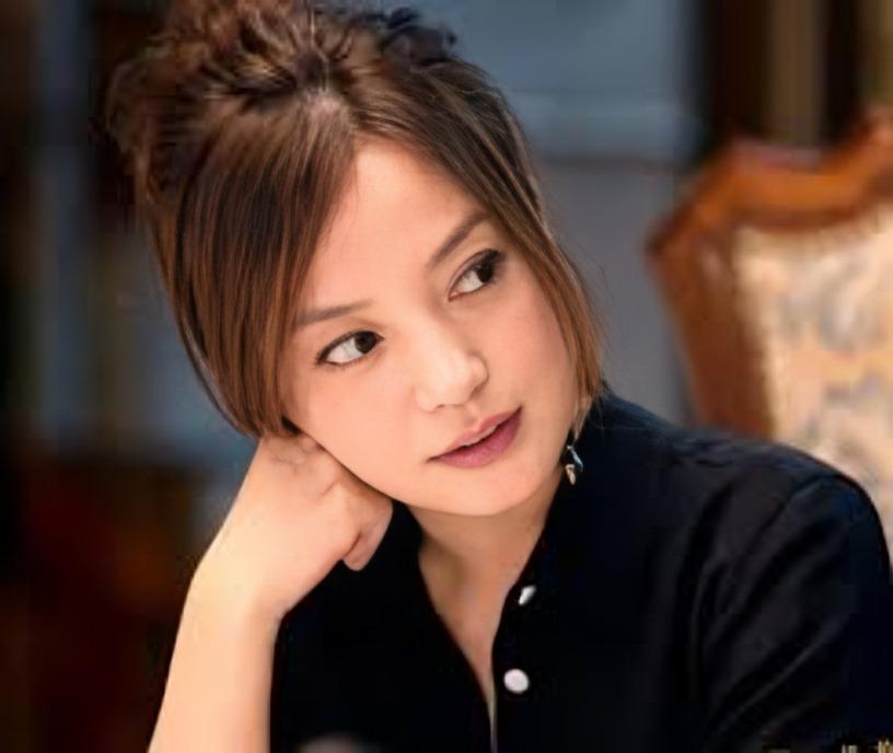 还珠格格赵薇:从巅峰到跌落,她的人生为何如此戏剧性?