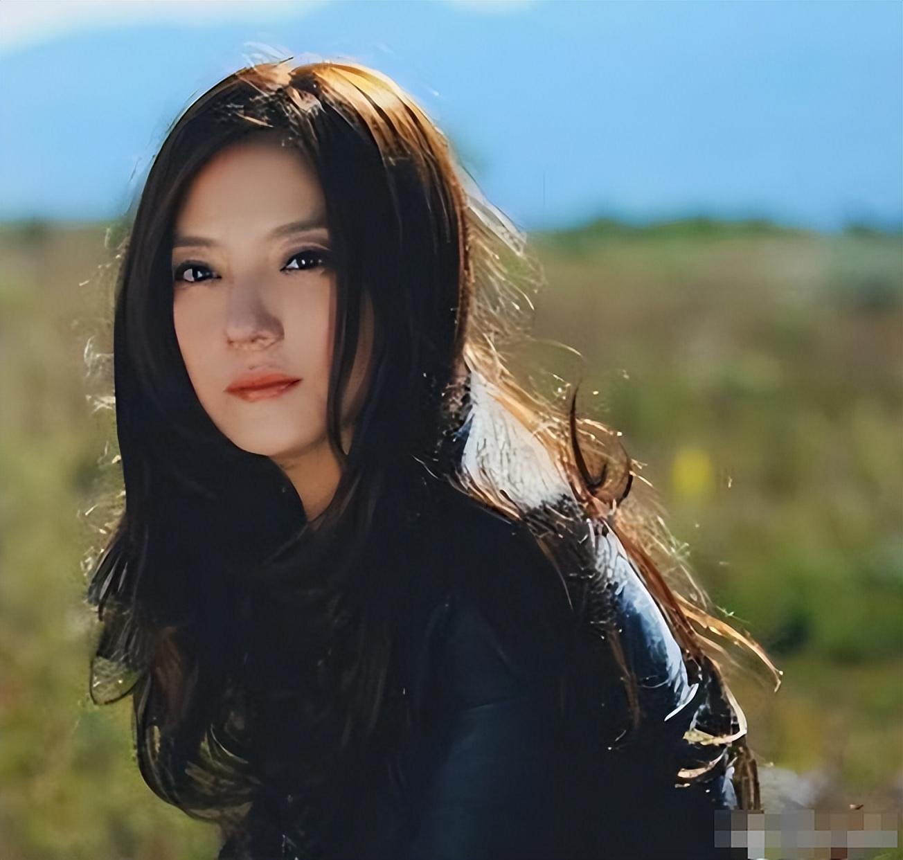 还珠格格赵薇:从巅峰到跌落,她的人生为何如此戏剧性?