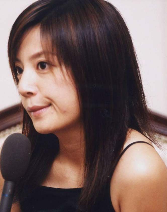 还珠格格赵薇:从巅峰到跌落,她的人生为何如此戏剧性?