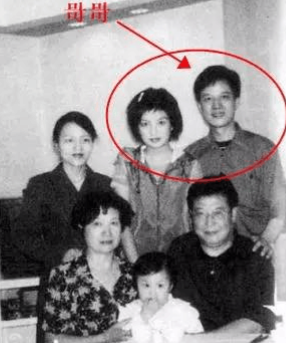 还珠格格赵薇:从巅峰到跌落,她的人生为何如此戏剧性?