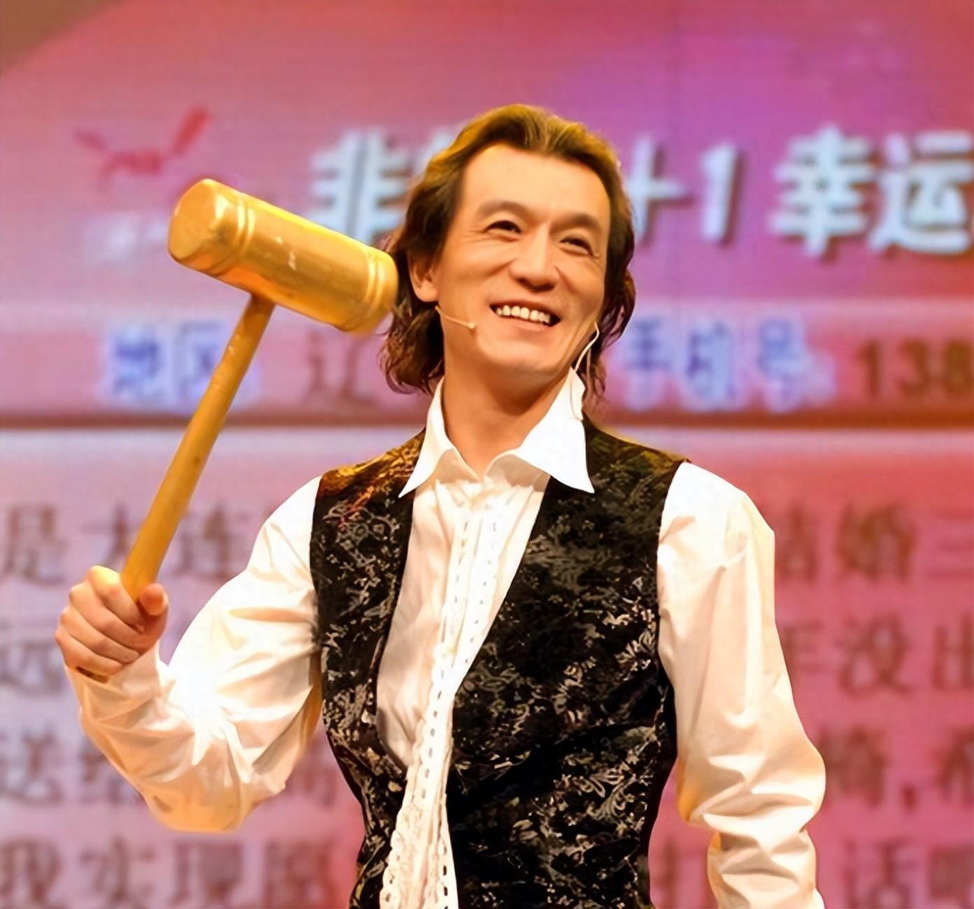李咏:中国电视史上的璀璨明星,主持风格独树一帜,深受观众喜爱