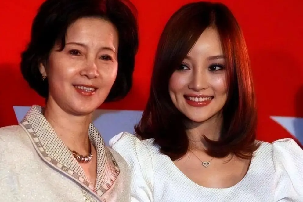 李小璐妈妈张伟欣:从舞蹈演员到影坛金花,她的传奇人生