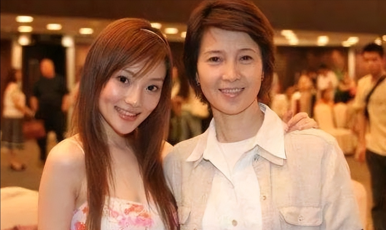 李小璐妈妈张伟欣:从舞蹈演员到影坛金花,她的传奇人生