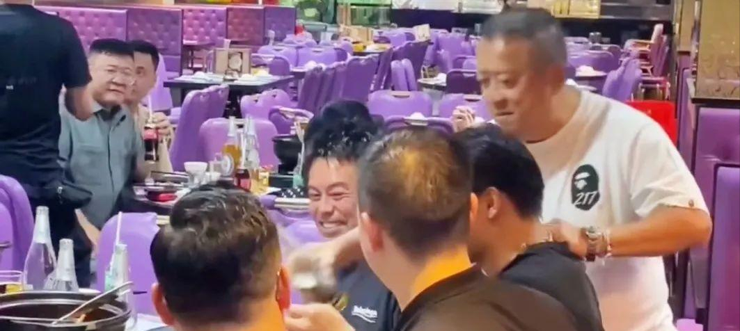 港星内地直播现状:资本面前无架子,惊人战绩背后的狼狈与机遇