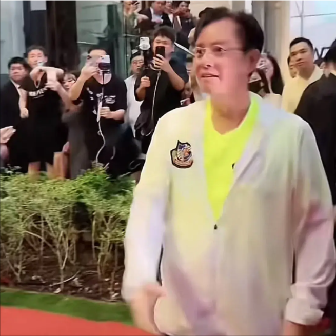 港星内地直播现状:资本面前无架子,惊人战绩背后的狼狈与机遇