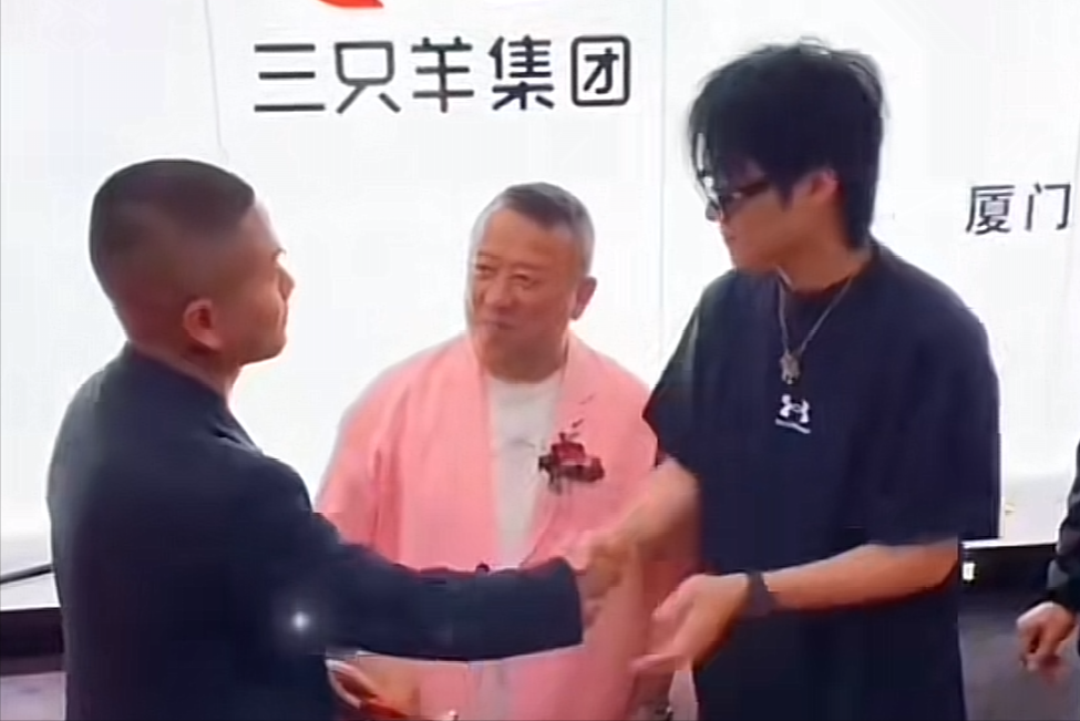 港星内地直播现状:资本面前无架子,惊人战绩背后的狼狈与机遇