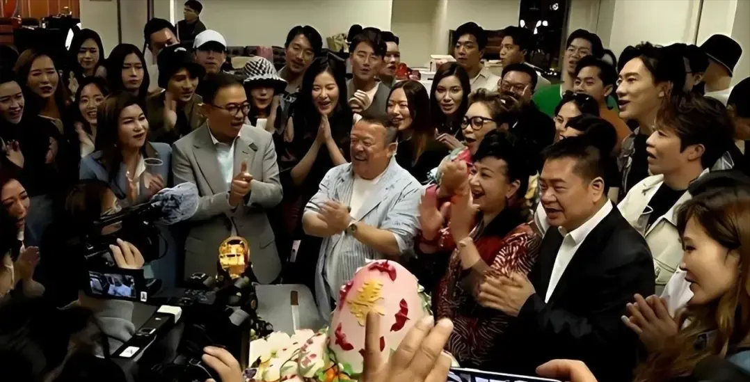 港星内地直播现状:资本面前无架子,惊人战绩背后的狼狈与机遇
