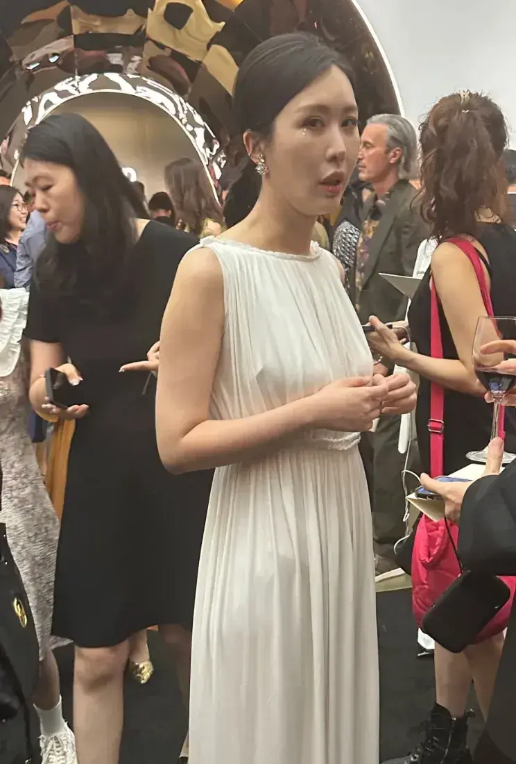 迪奥活动众星云集,迪丽热巴透视装引关注,王子文长发造型温柔,刘嘉玲成最大亮点