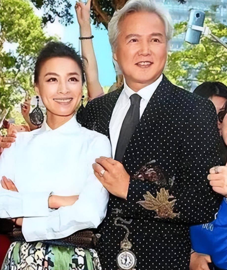 林瑞阳晒一家三口照引热议,与前妻曾哲贞分手原因成谜