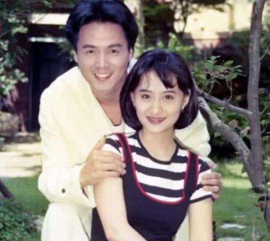 林瑞阳晒一家三口照引热议,与前妻曾哲贞分手原因成谜