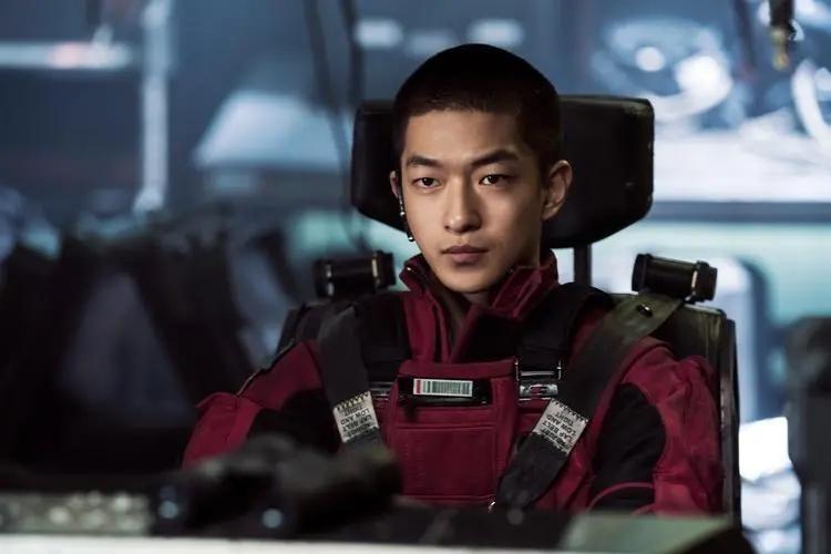 屈楚萧:从不起眼小演员到备受瞩目的演艺明星