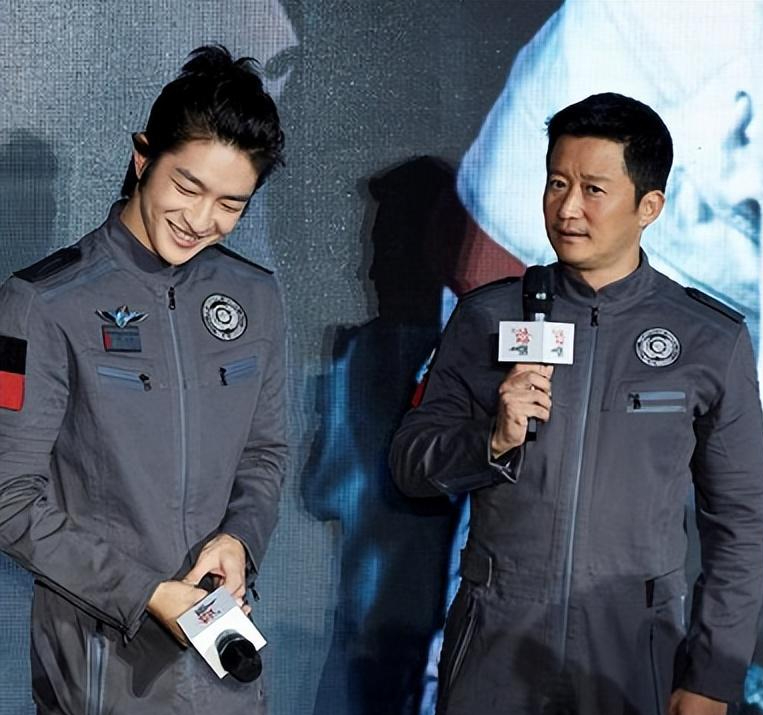 屈楚萧:从不起眼小演员到备受瞩目的演艺明星