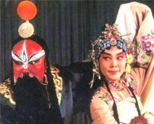 京剧沙家浜:特殊时期的红色经典,阿庆嫂的故事鼓舞人心
