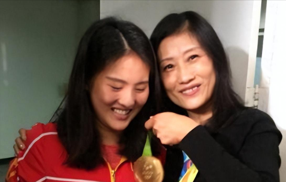被父母抛弃的小女孩,如何成为让全国骄傲的奥运冠军?