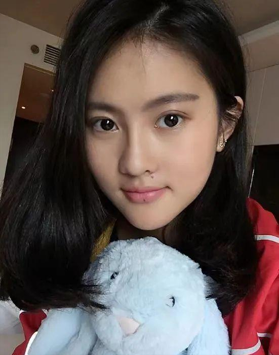 被父母抛弃的小女孩,如何成为让全国骄傲的奥运冠军?