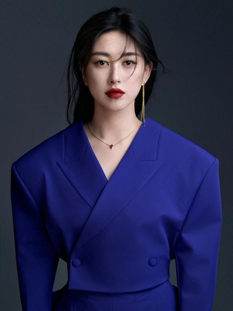 宽松风来袭,朱珠的时尚宣言:自信穿出自我