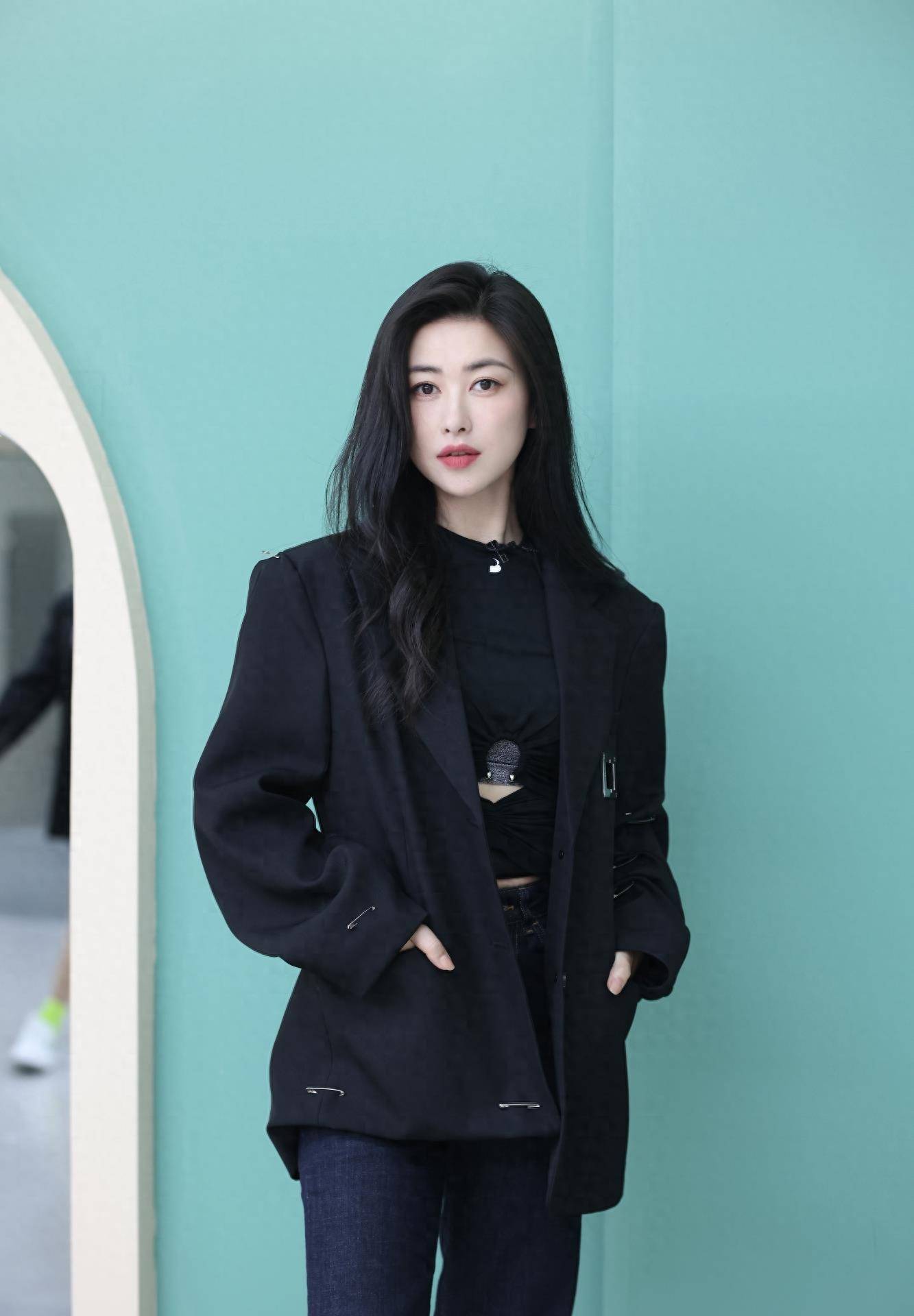 宽松风来袭,朱珠的时尚宣言:自信穿出自我