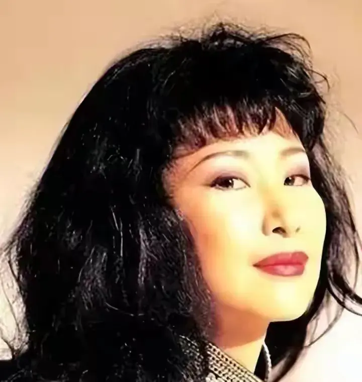 风月女星李华月的传奇人生:从贫困辍学到幸福家庭主妇
