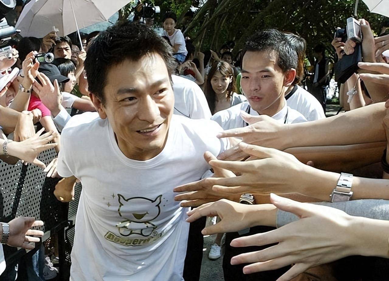 62 岁刘德华上海演唱会惊艳全场,现身董宇辉直播间再创惊喜