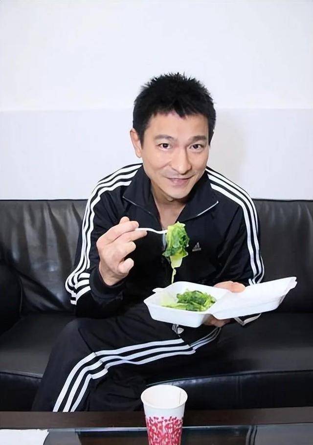 62 岁刘德华上海演唱会惊艳全场,现身董宇辉直播间再创惊喜