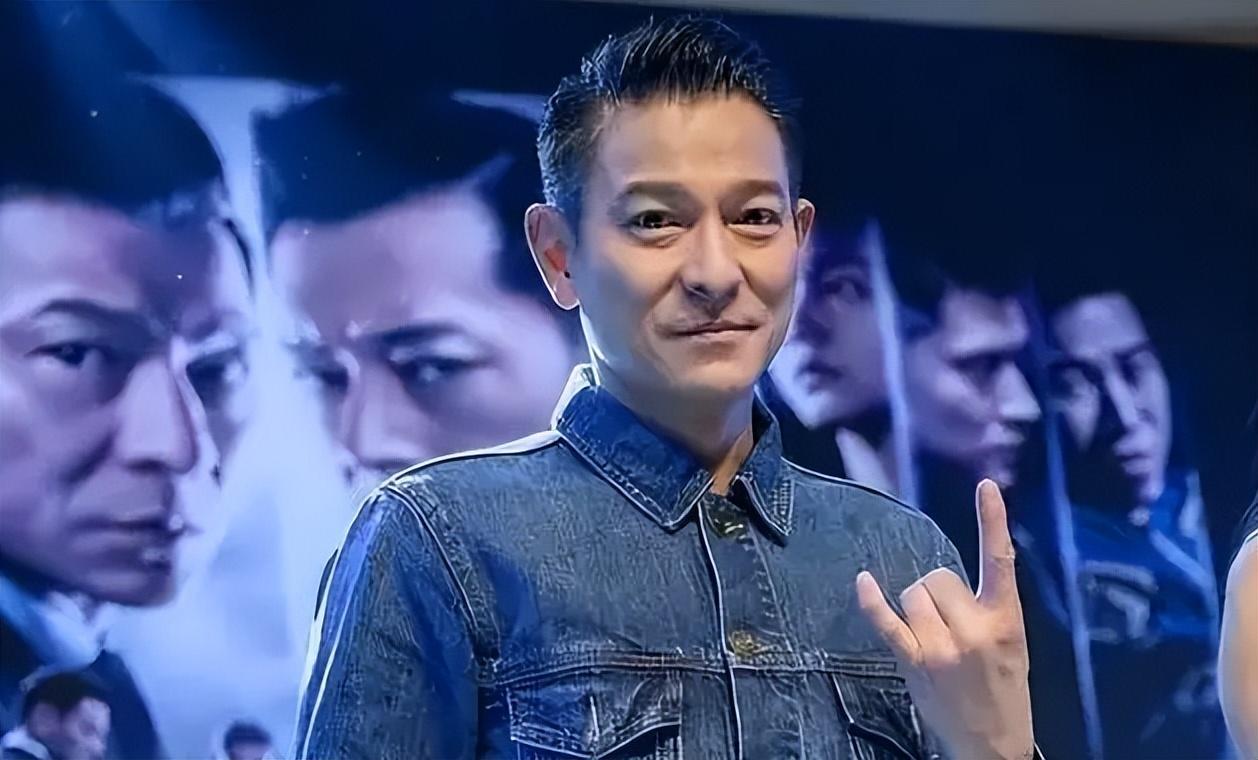 62 岁刘德华上海演唱会惊艳全场,现身董宇辉直播间再创惊喜