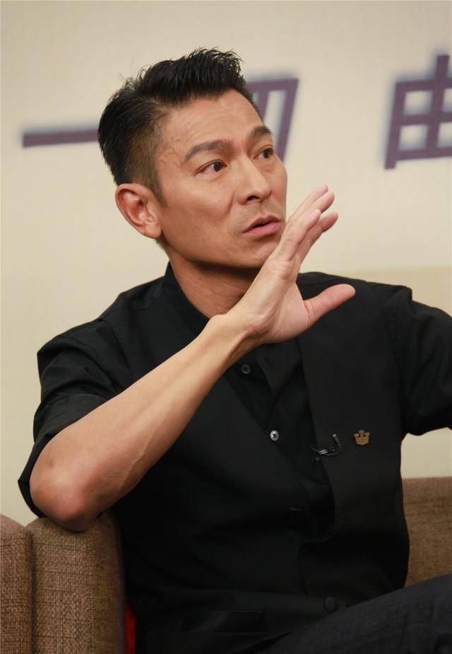 62 岁刘德华上海演唱会惊艳全场,现身董宇辉直播间再创惊喜