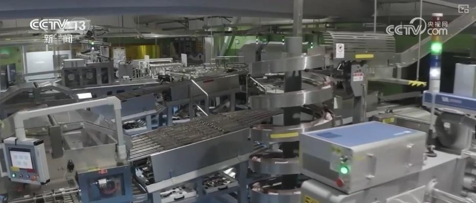 8 月我国工业生产总体平稳,产业高端化、智能化、绿色化态势明显
