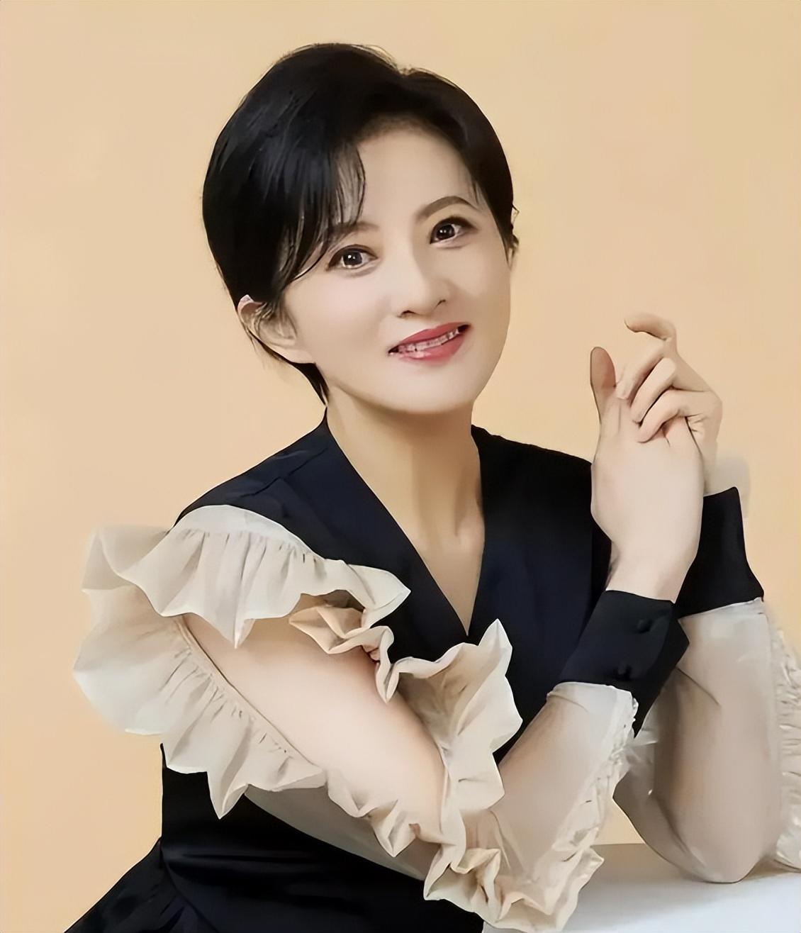 小婉君金铭:事业爱情皆失败,从人生巅峰到窘迫状态,她经历了什么?